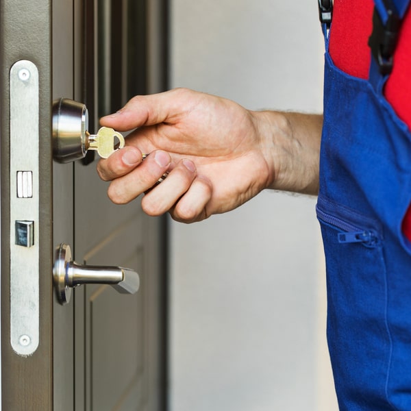 la cerrajería residencial ofrece servicios de instalación de sistemas de seguridad para el hogar